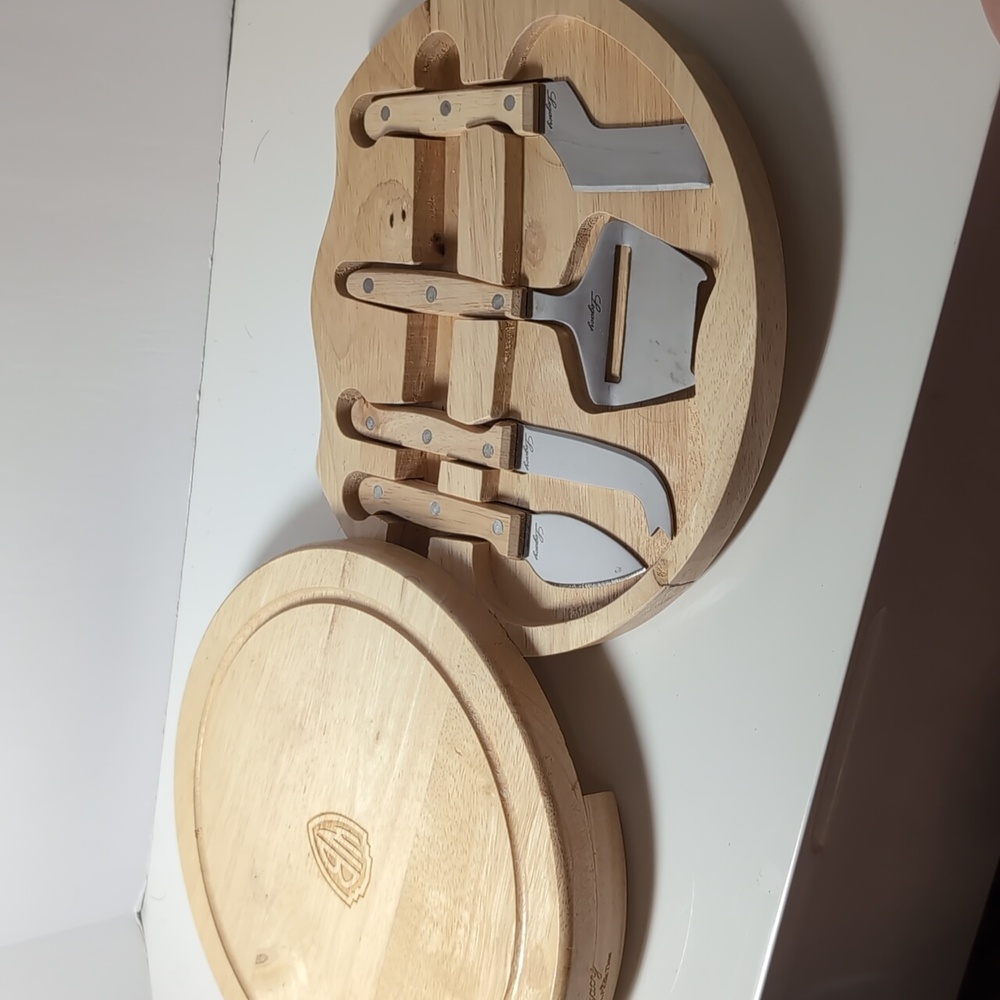 Warner Brothers Cheese Board & Utensils W/original storage bag